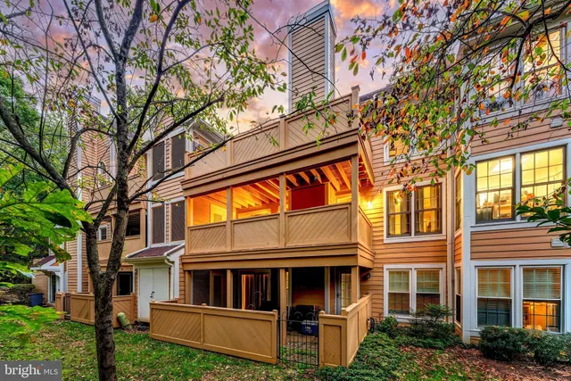 a view of a house with backyard