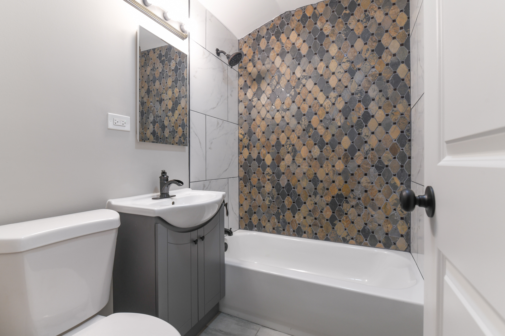 3402 Roesner Drive Markham, IL 60428 - Photo 14 of 23 a bathroom with a sink a toilet and bathtub