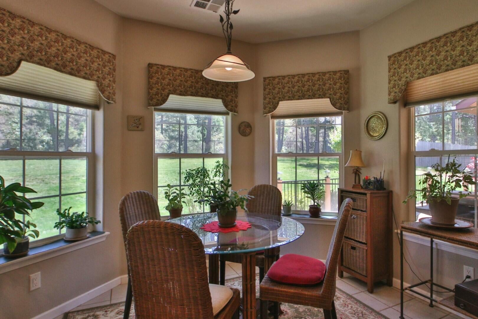921 North Old Stage Road Cave Junction, OR 97523 - Photo 15 of 37 15-Dining Area