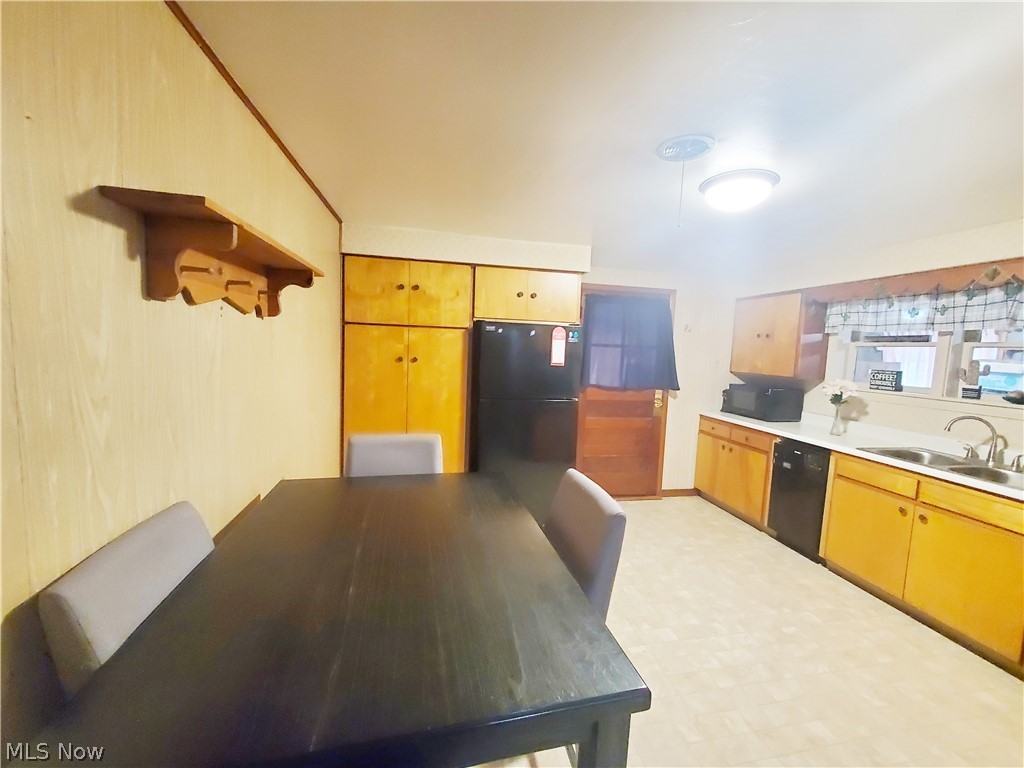 2611 Lyntz Townline Road Southwest Warren, OH 44481 - Photo 13 of 25 Kitchen