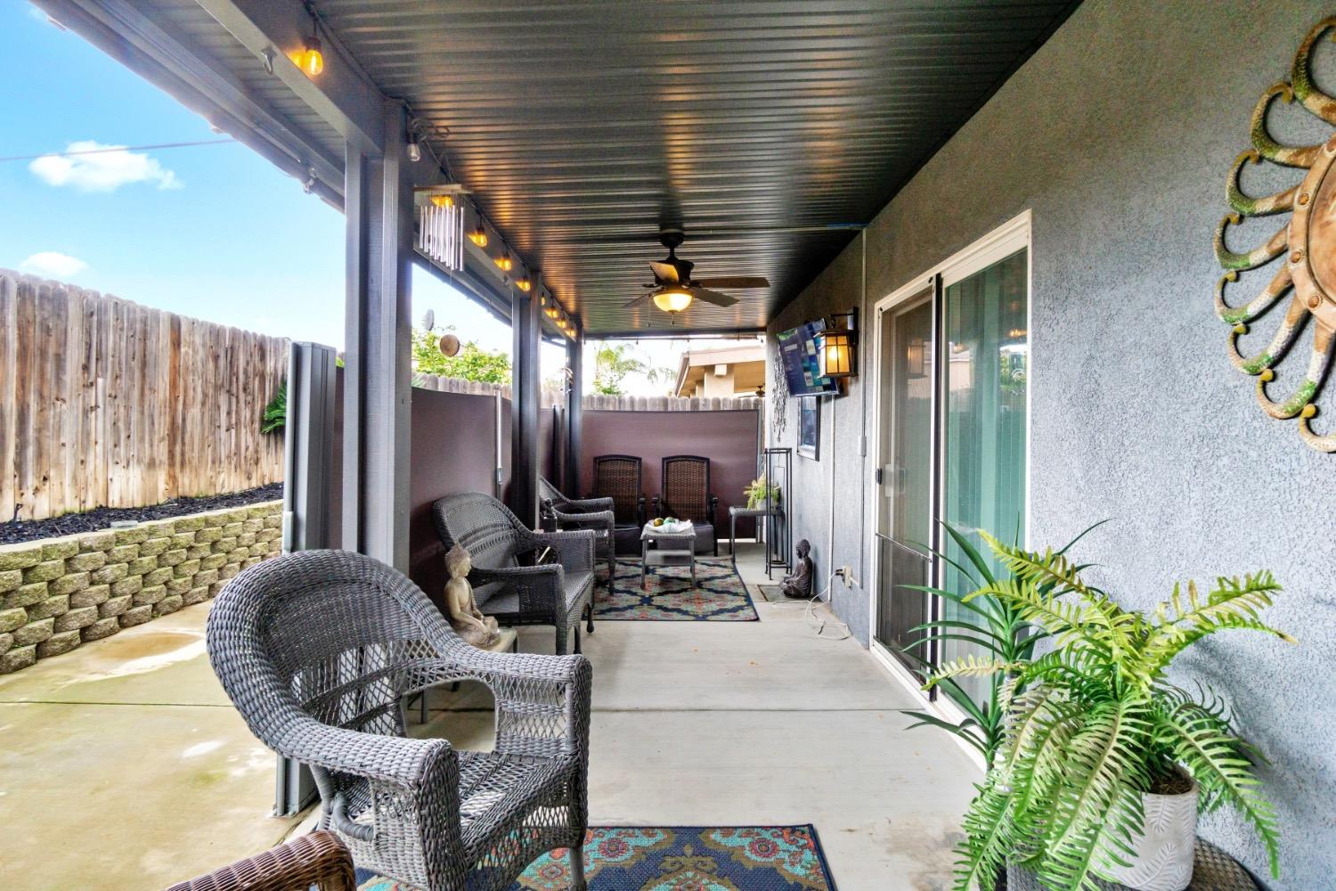 2658 Kimberly Drive Madera, CA 93637 - Photo 25 of 27 a living room with patio furniture and a potted plant
