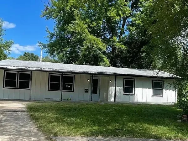 $195,000 | 702 Park Circle, Belton, MO 64012