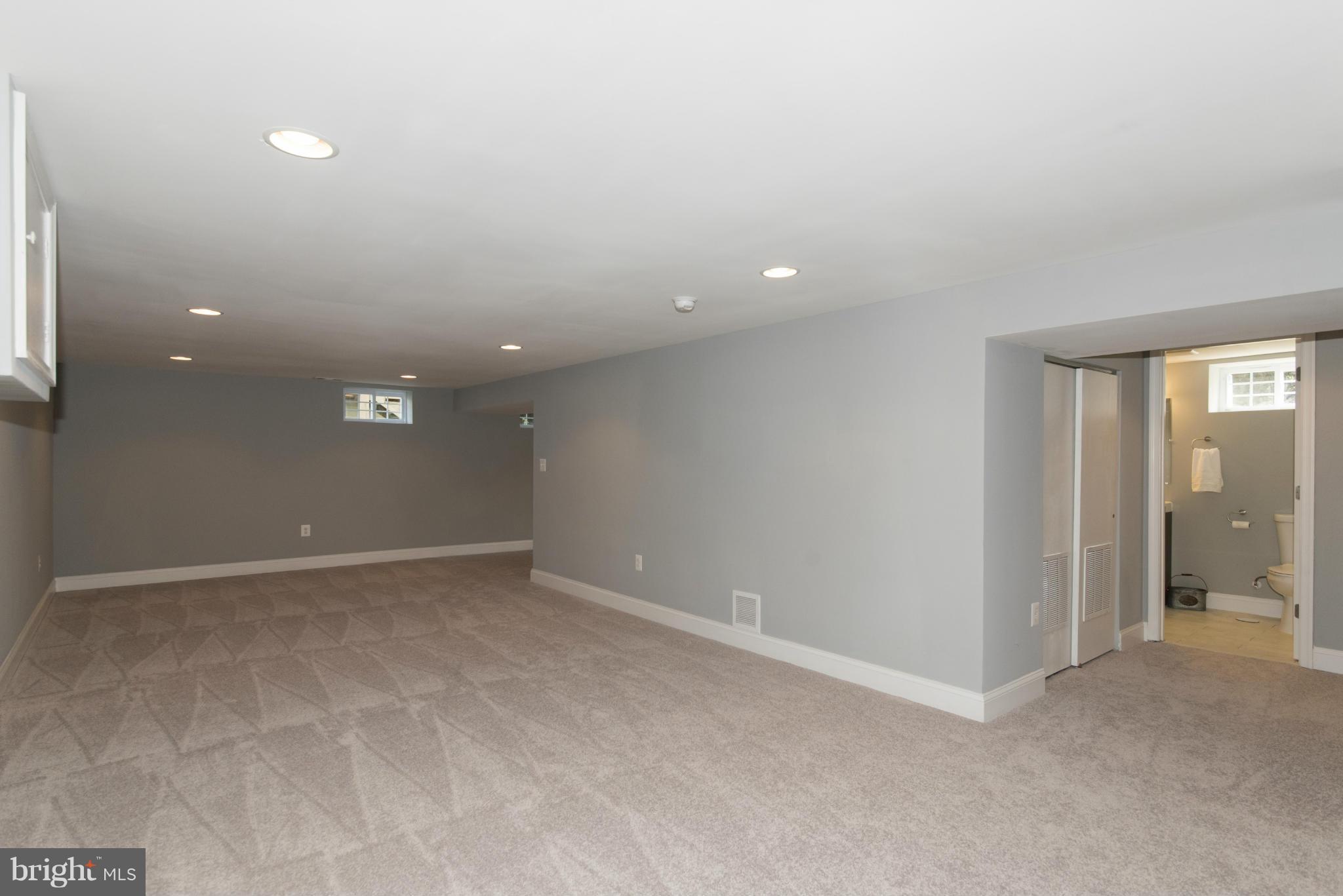 6705 Fordcrest Road Baltimore, MD 21237 - Photo 23 of 30 en empty room with windows and entrance