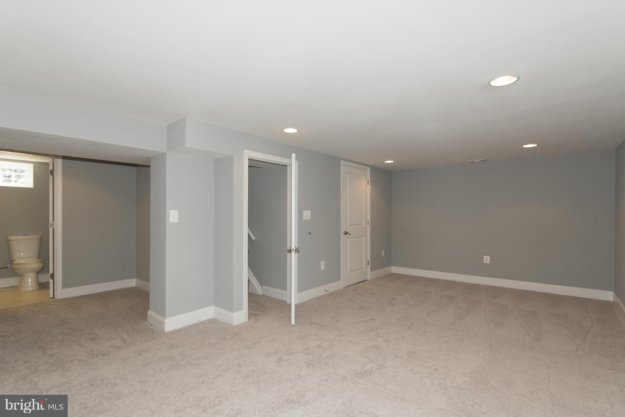 6705 Fordcrest Road Baltimore, MD 21237 - Photo 24 of 30 an empty room with window and pillar in it