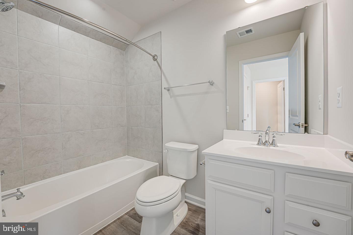 18339 Reaper Hl Court Triangle, VA 22172 - Photo 29 of 34 a bathroom with a sink a toilet and a bathtub
