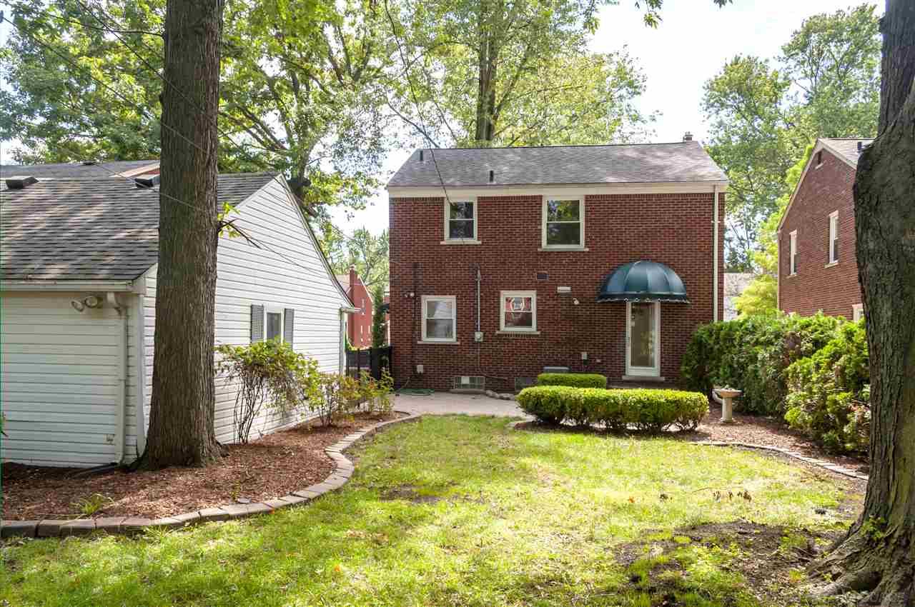 1724 Prestwick Road Grosse Pointe, MI 48236 - Photo 30 of 32 50022550-29.JPG