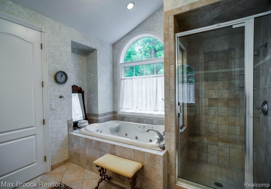 33254 West 11 Mile Road Farmington, MI 48334 - Photo 32 of 42 Fashion Master Bath with jetted tub, separate shower, walk-in closet