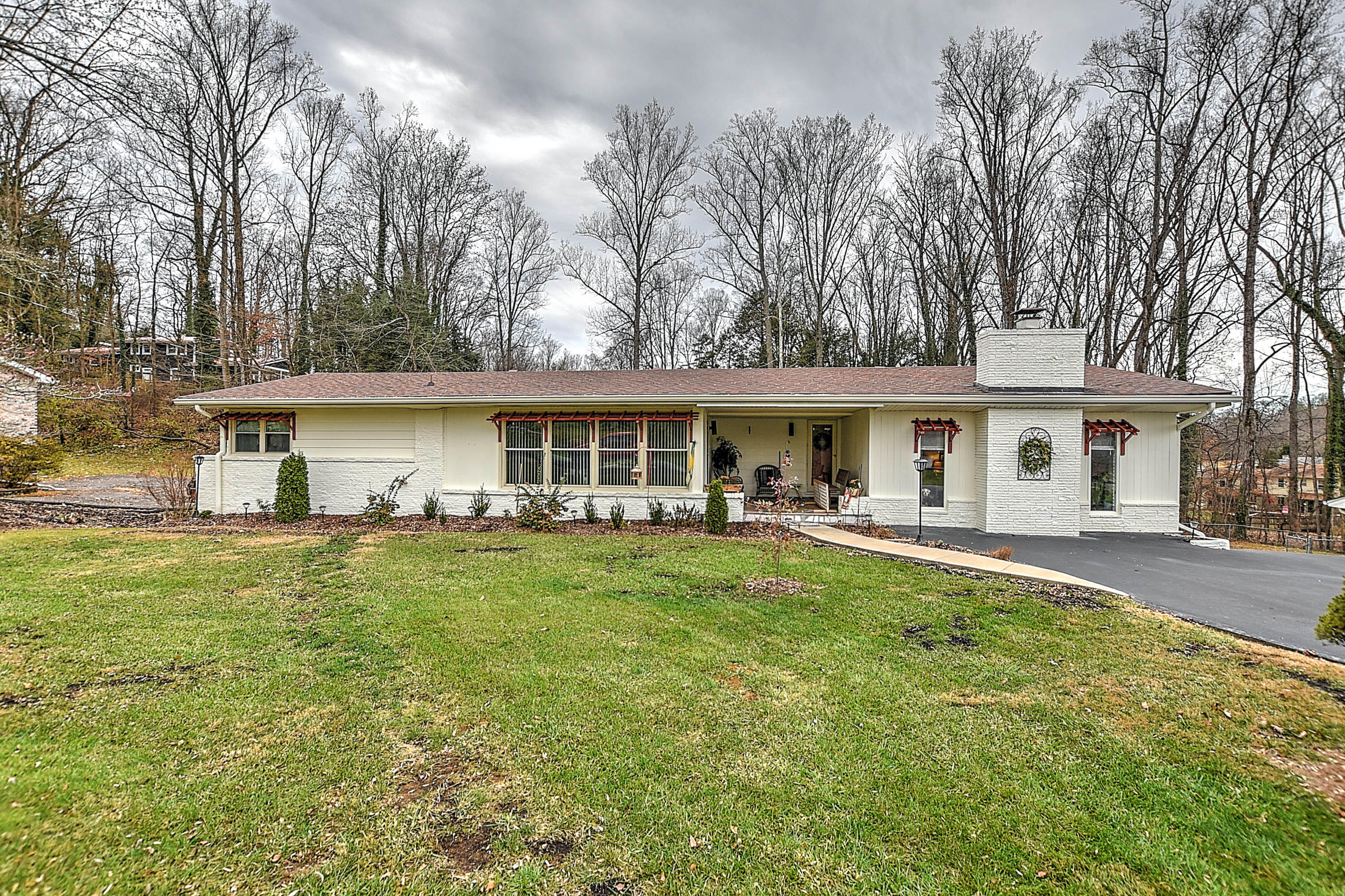 105 Robin Road Bristol, TN 37620 - Photo 1 of 37 Forest Dr-4
