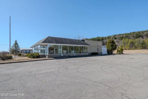 $2,000 | 270 Broadway, Whitehall, NY 12887