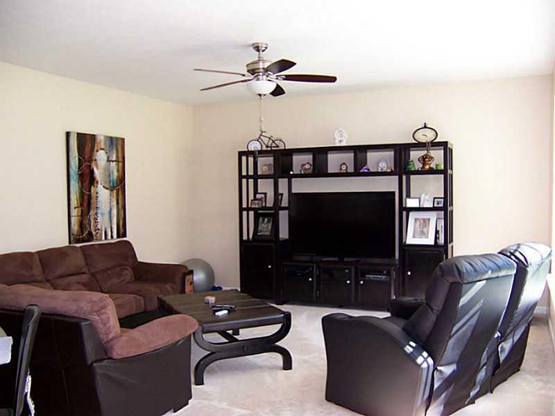 583 Moccosin Road Greenwood, IN 46142 - Photo 4 of 15 Gallery Image 4