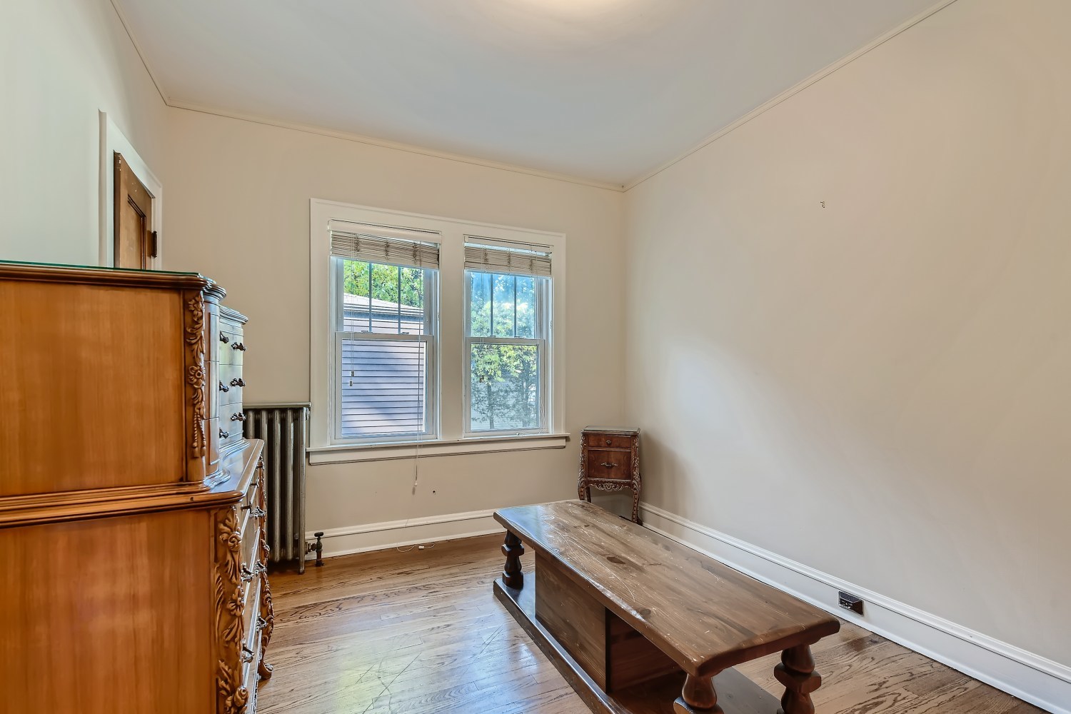 341 Nuttall Road Riverside, IL 60546 - Photo 14 of 28 a room with furniture and a window