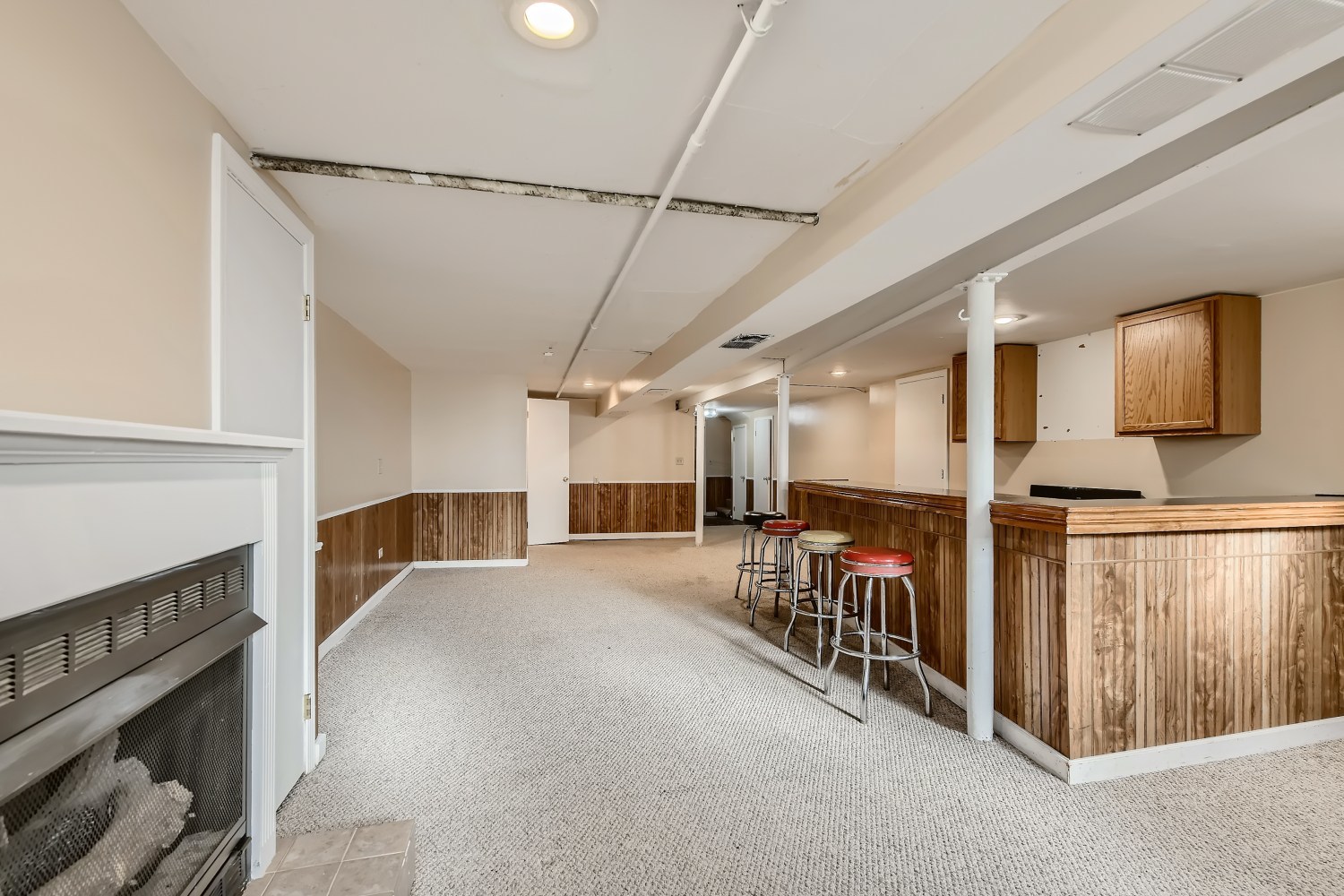 341 Nuttall Road Riverside, IL 60546 - Photo 20 of 28 a view of a hallway with seating area