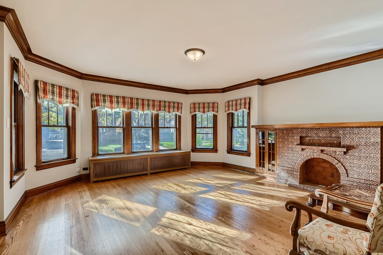 341 Nuttall Road Riverside, IL 60546 - Photo 3 of 28 a view of livingroom with furniture fire place and windows