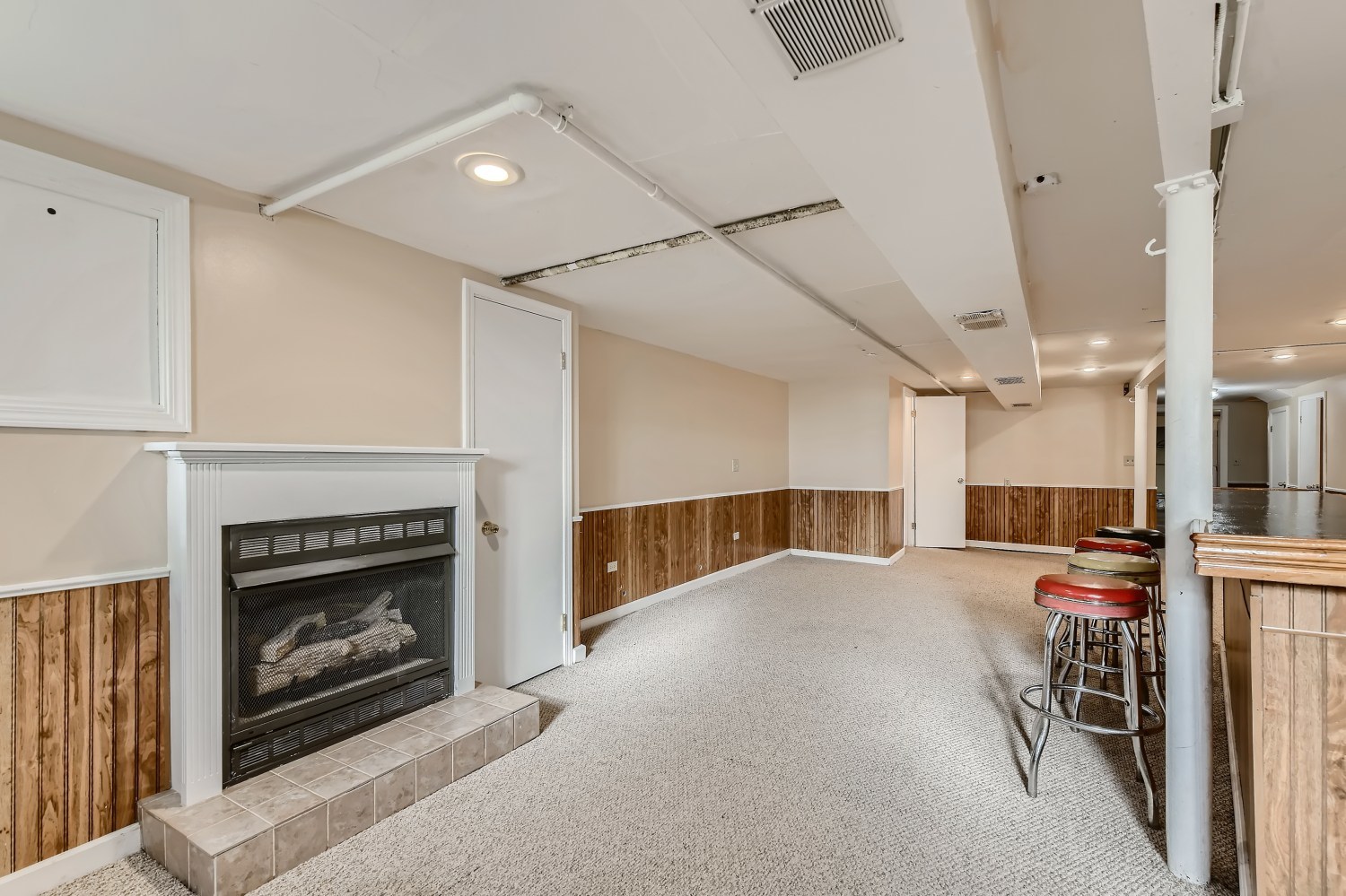 341 Nuttall Road Riverside, IL 60546 - Photo 21 of 28 an empty room with furniture and fireplace