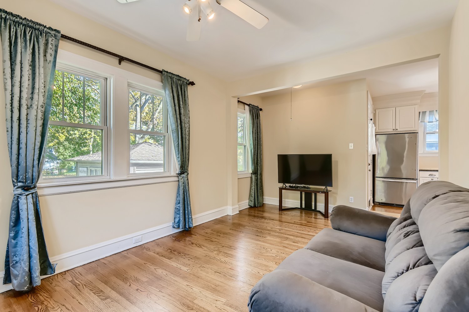 341 Nuttall Road Riverside, IL 60546 - Photo 10 of 28 a living room with furniture and a flat screen tv