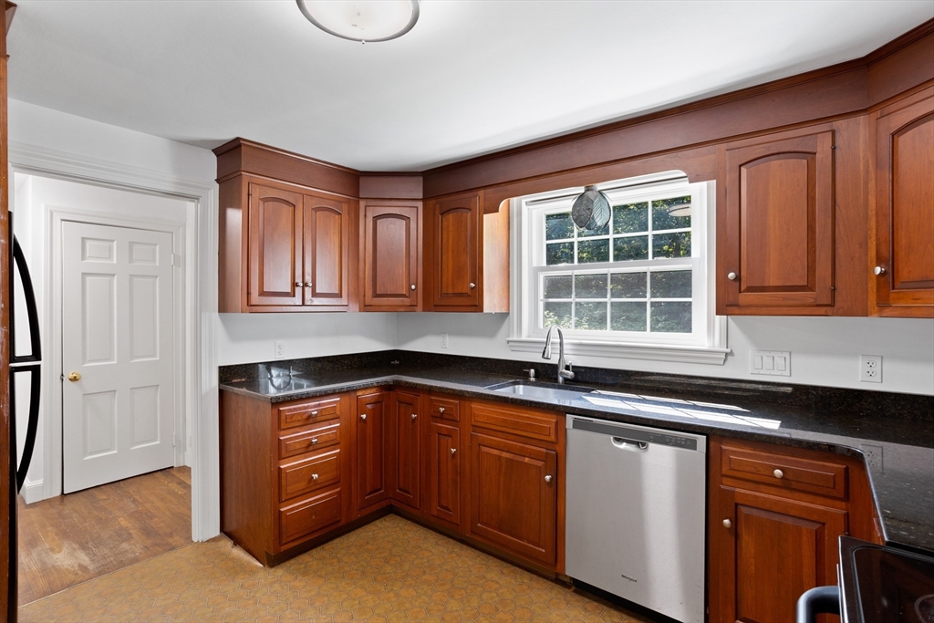 4 Meadowbrook Road Dover, MA 02030 - Photo 9 of 27 Gallery Image 9