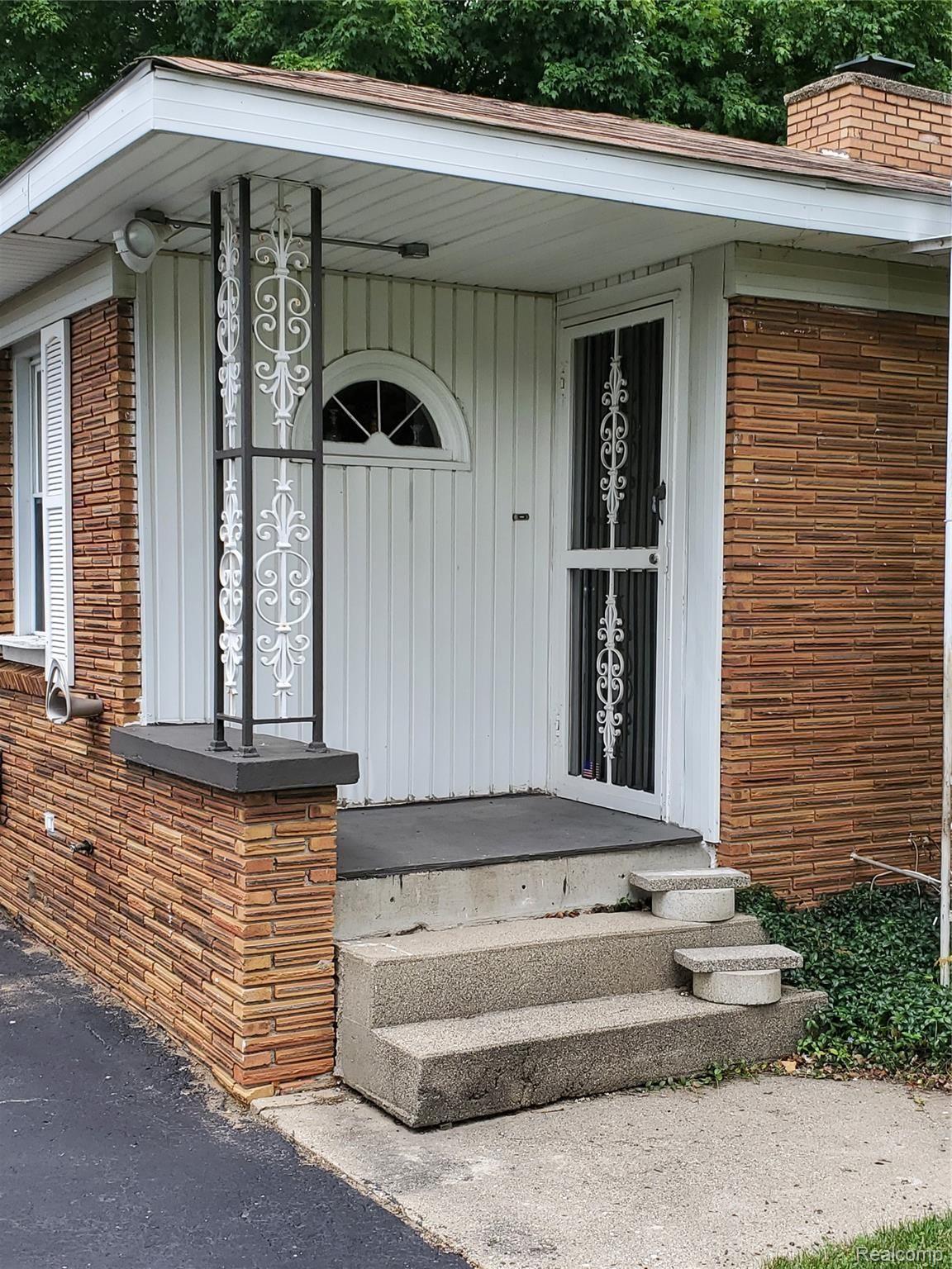 5141 North State Road Davison, MI 48423 - Photo 3 of 36 Front door - 5141 State Rd. Davison, MI