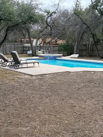 a view of a backyard