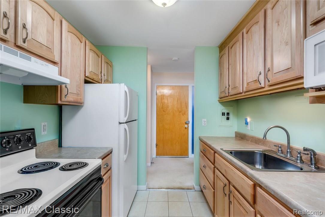 1199 South Sheldon Road, Unit 6 Plymouth, MI 48170 - Photo 9 of 17 Updated Kitchen