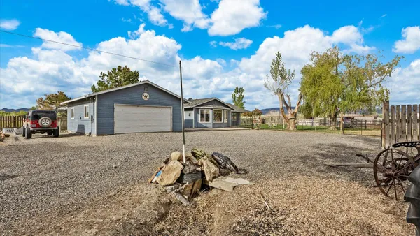 a view of a house with backyard
