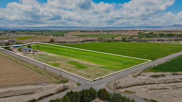 a view of a tennis court
