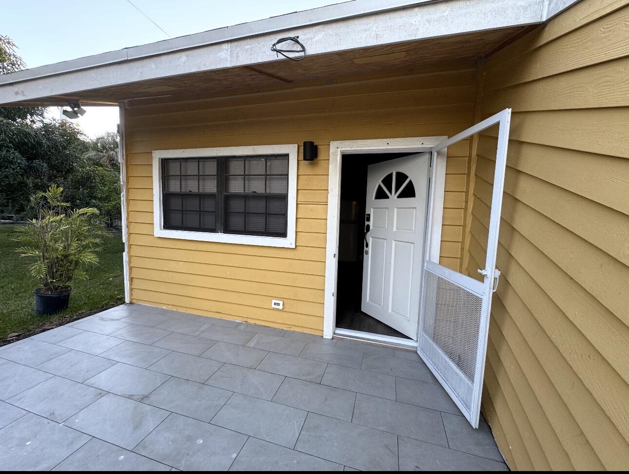 5239 Club Road Haverhill, FL 33415 - Photo 2 of 14 IMG_7574