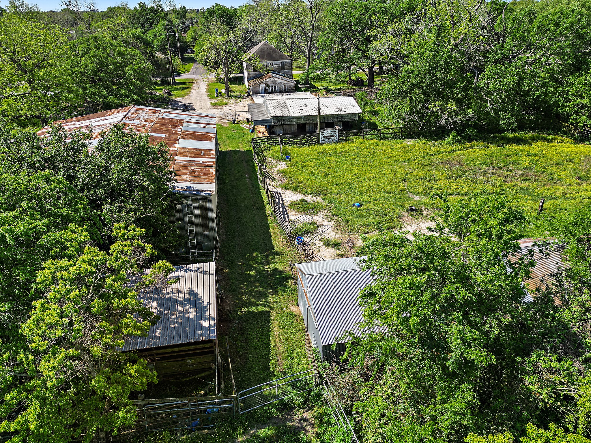 406 Main Street Winnie, TX 77665 - Photo 8 of 20 a house view with a garden space