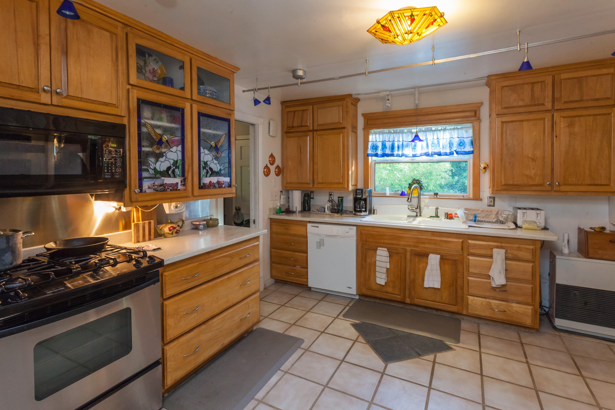 12383 Quartz Hill Road Redding, CA 96003 - Photo 6 of 36 Open Kitchen
