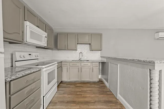 $3,200 | 929 South Rosemont Avenue, Unit 929, Dallas, TX 75208