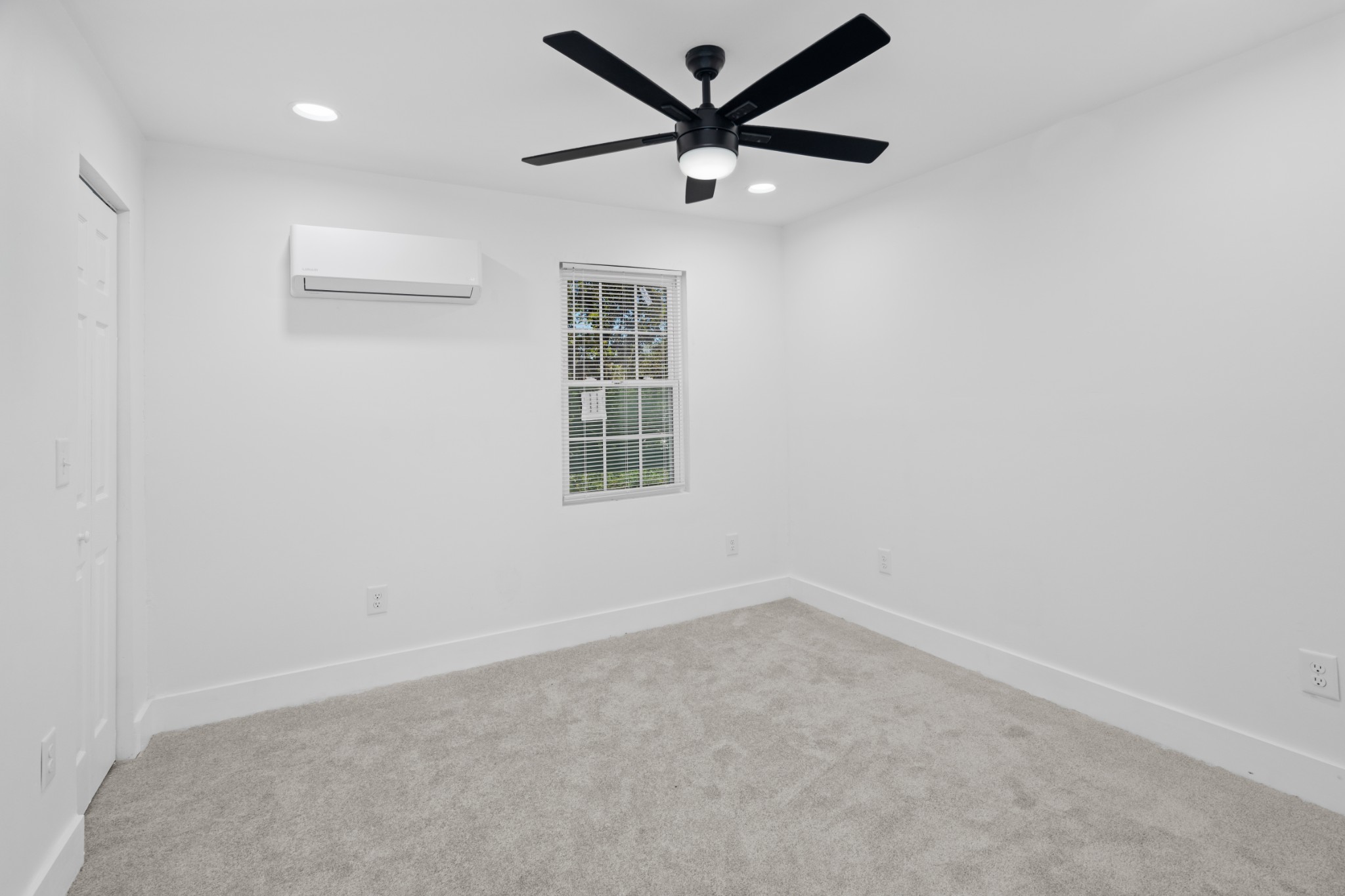 418 Jones Street Pulaski, TN 38478 - Photo 7 of 18 an empty room with a window and a fan