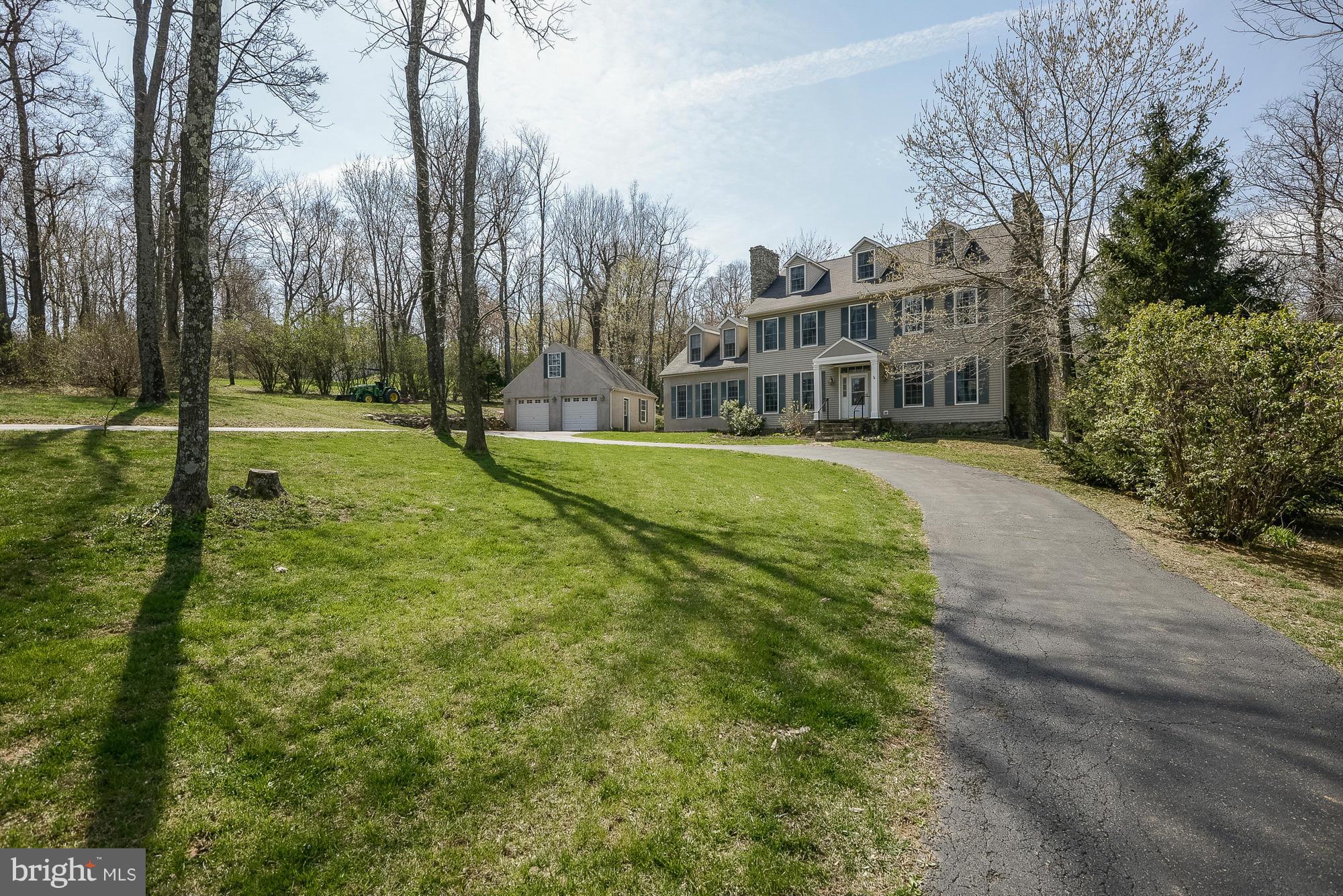 35084 Sunny Ridge Road Round Hill, VA 20141 - Photo 2 of 30 Paved circular driveway