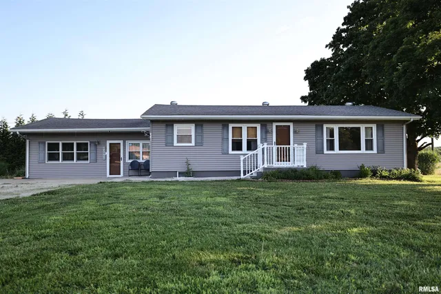 $192,000 | 42060 Co Highway 10, Nebo, IL 62355