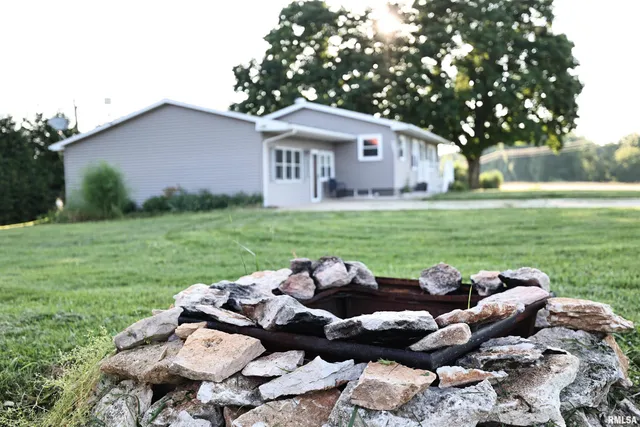 $192,000 | 42060 Co Highway 10, Nebo, IL 62355