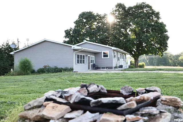 $192,000 | 42060 Co Highway 10, Nebo, IL 62355