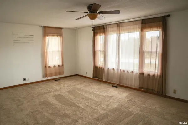 $189,000 | 42060 Co Highway 10, Nebo, IL 62355