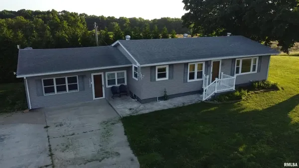 $192,000 | 42060 Co Highway 10, Nebo, IL 62355