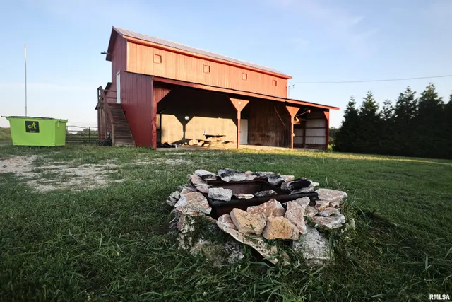 $192,000 | 42060 Co Highway 10, Nebo, IL 62355