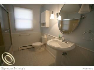 53 Waldon Road Clarkston, MI 48346 - Photo 12 of 22 1st Floor Bath