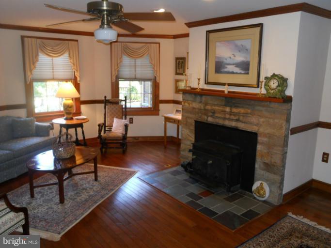 8035 Riverside Farm Road Marshall, VA 20115 - Photo 22 of 24 Living Room