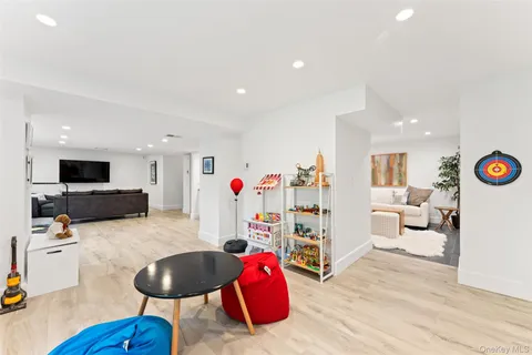 $3,295,000 | 12 Kolbert Drive, Scarsdale, NY 10583
