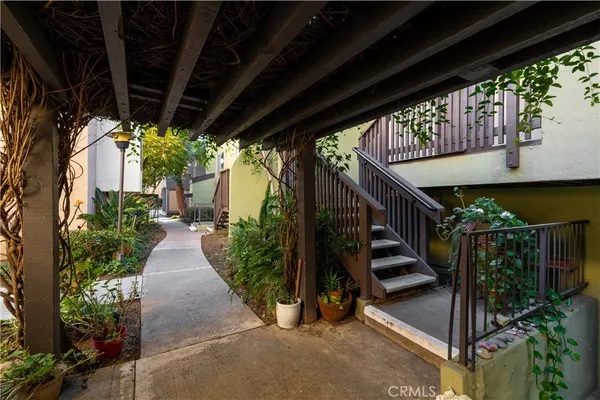 a view of entryway with patio