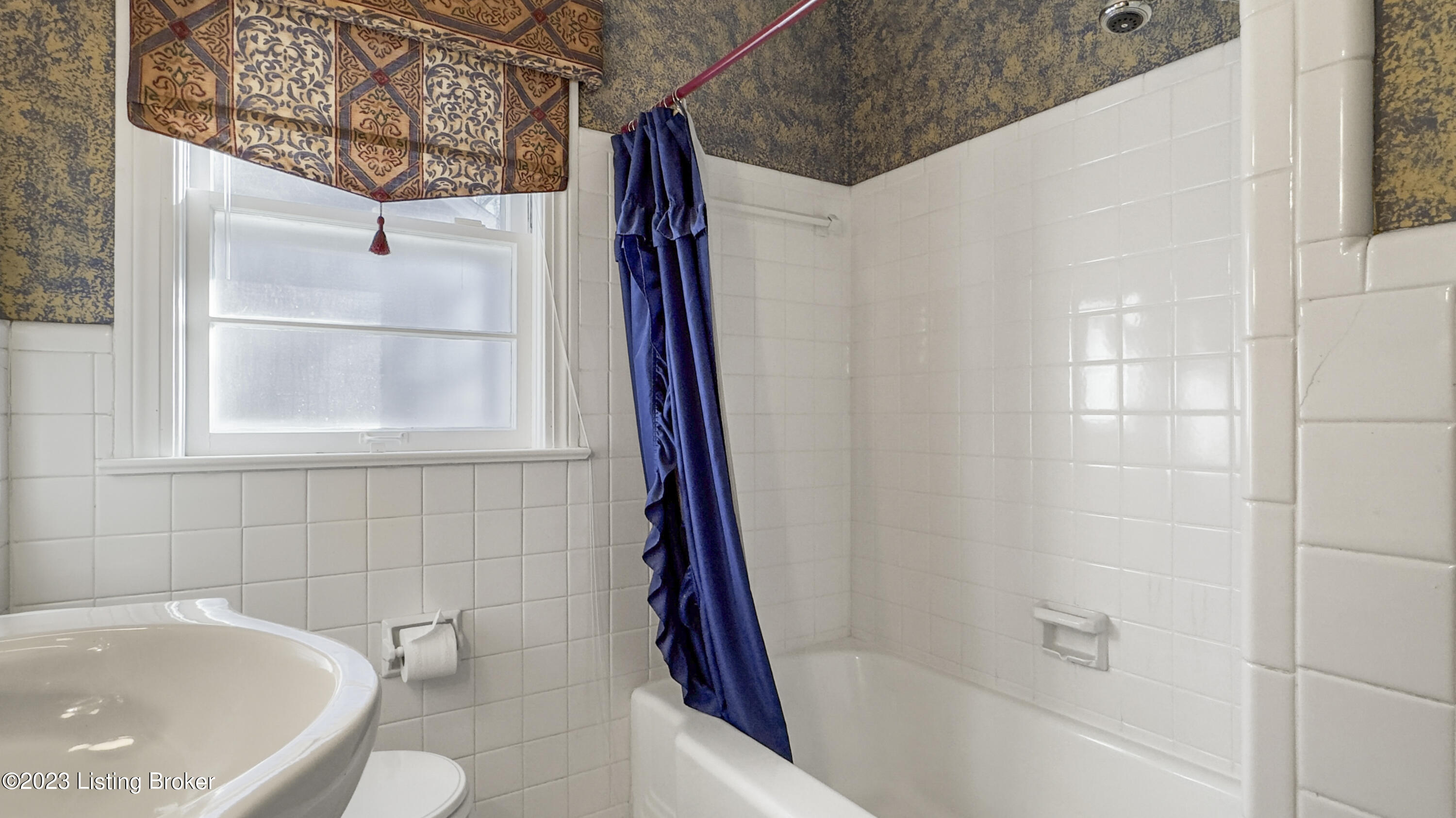 200 Fairmeade Road Louisville, KY 40207 - Photo 18 of 39 Hall Full Bathroom