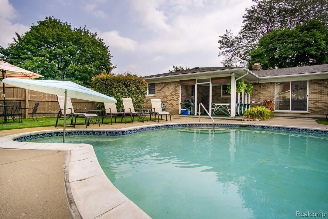 178 Coachlamp Road Rochester, MI 48306 - Photo 36 of 40 178-Coachlamp-042.jpg