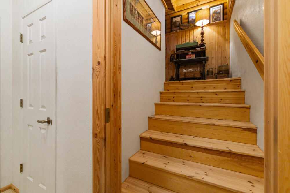 11020 Kestrel Road Klamath Falls, OR 97601 - Photo 38 of 47 Stairs to Lower Level