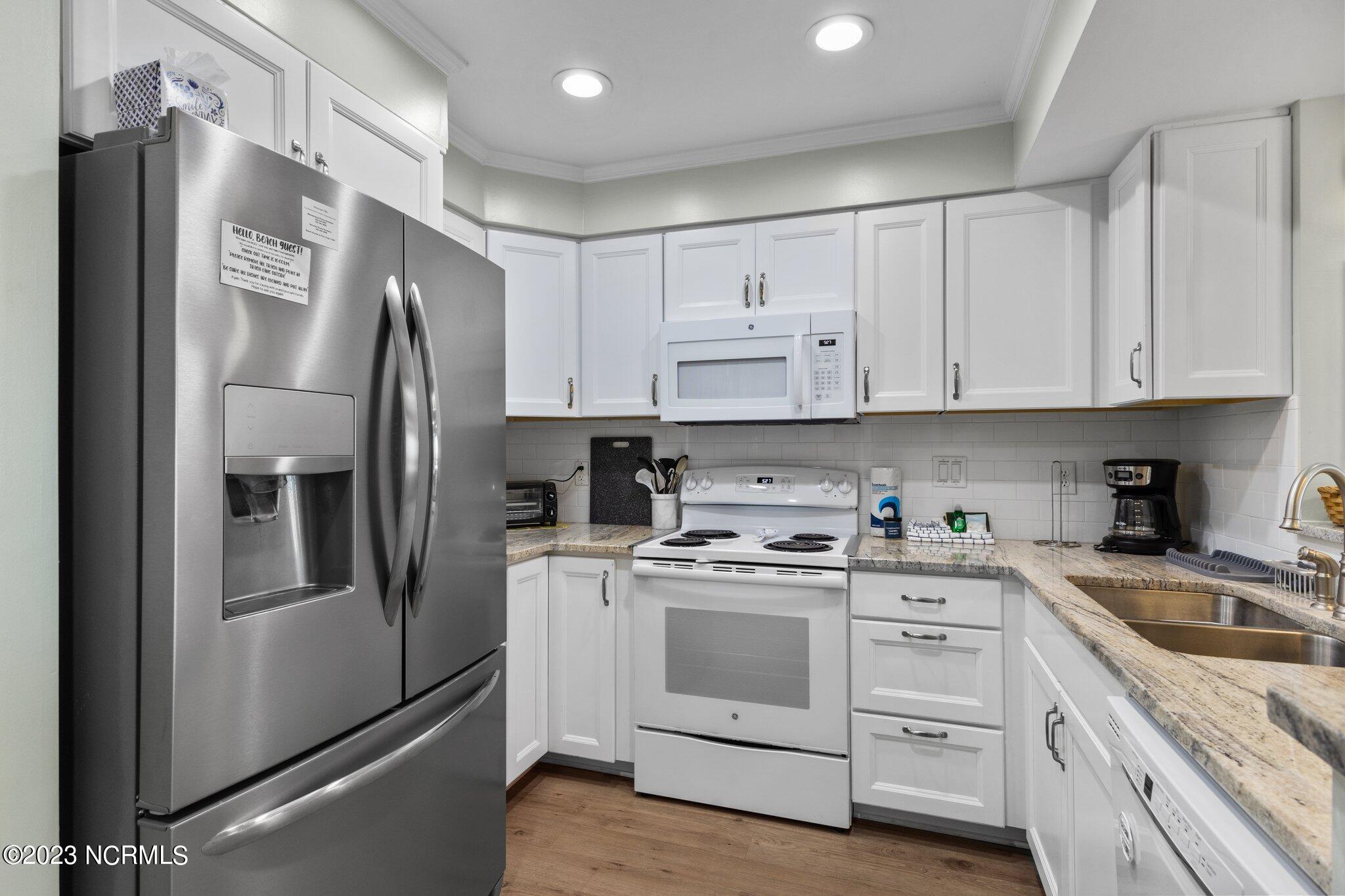 2111 West Fort Macon Road, Unit 215 Atlantic Beach, NC 28512 - Photo 5 of 34 Kitchen