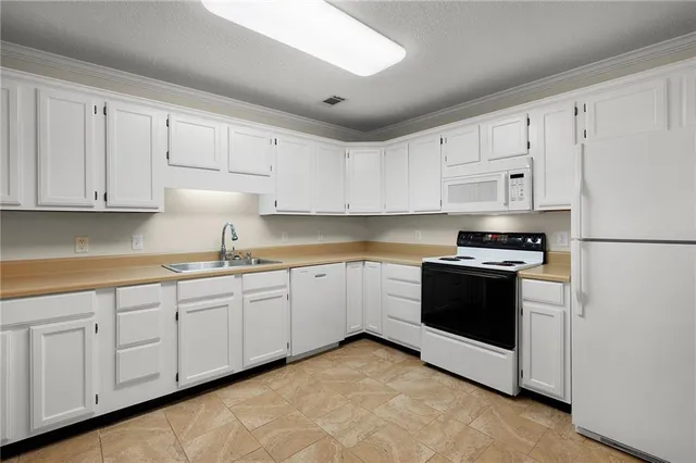a view of livingroom with hardwood floor and ceiling fan