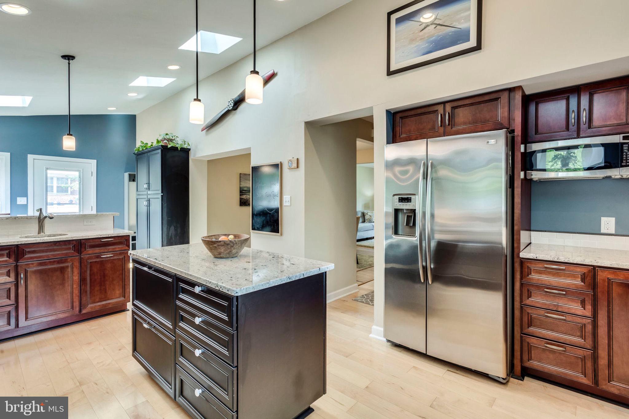 3002 Farm Road Alexandria, VA 22302 - Photo 13 of 40 Features stainless appliances