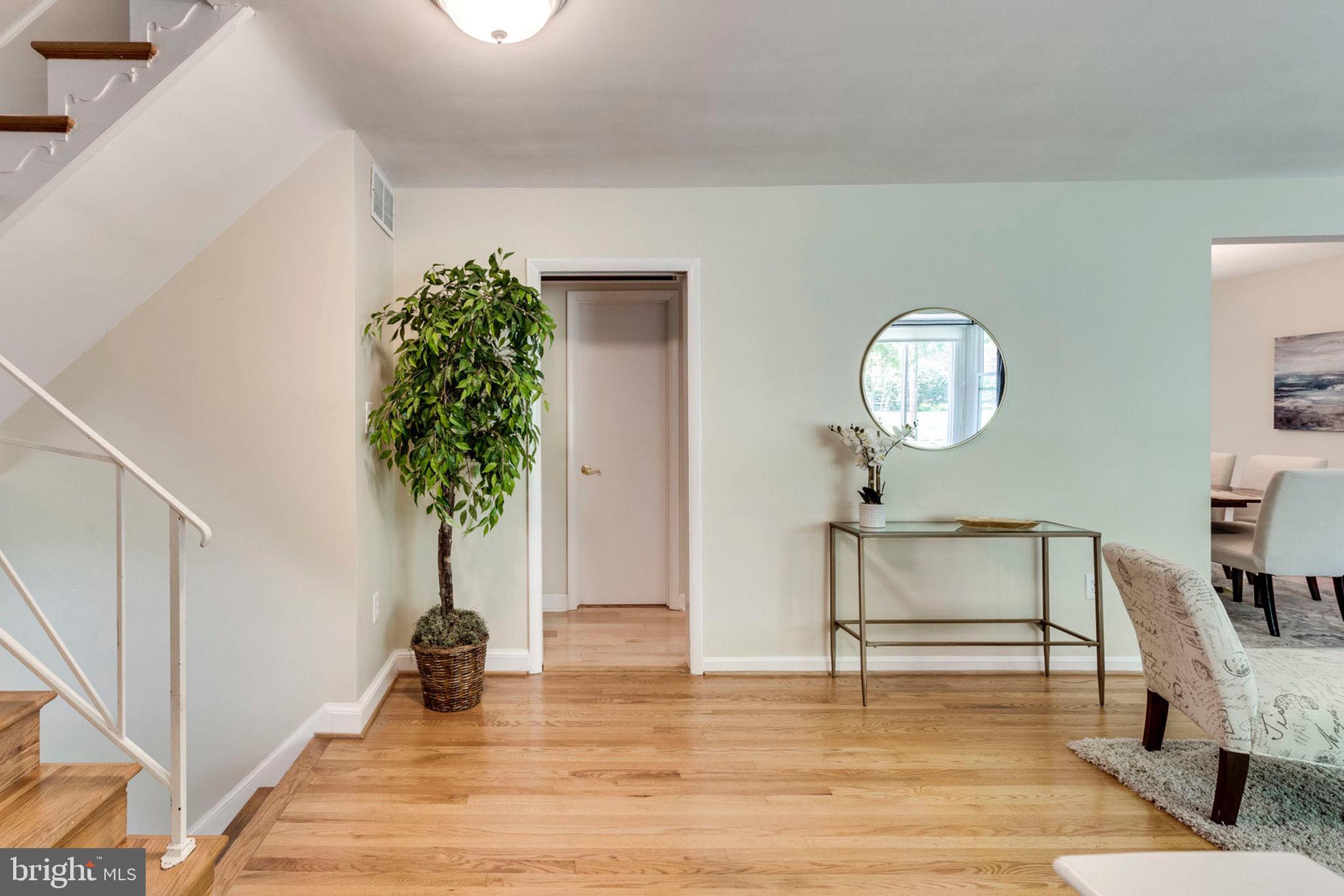 3002 Farm Road Alexandria, VA 22302 - Photo 5 of 40 Bright, open entryway