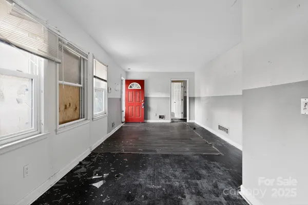 a view of empty room with window