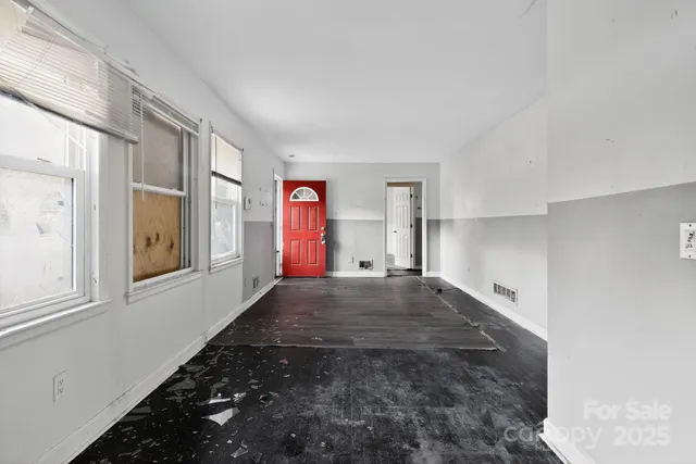 a view of empty room with window